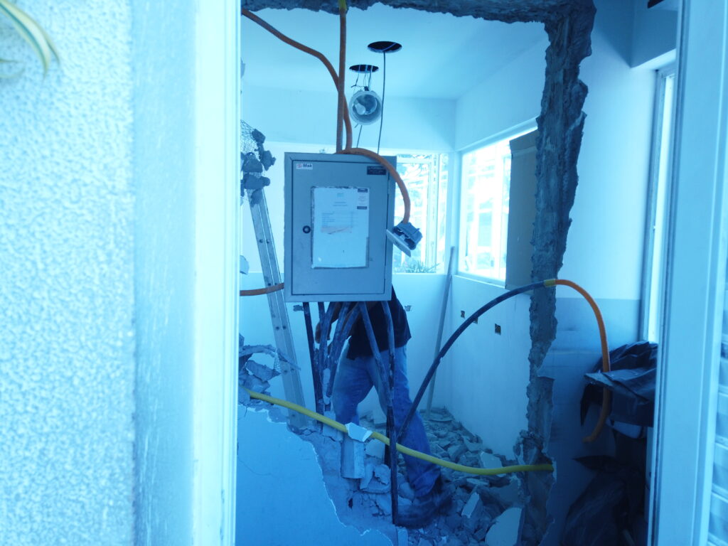 Atuação na manutenção e adequação da infraestrutura elétrica do Condomínio Coloré Jaguaré, com serviços voltados à segurança, eficiência e confiabilidade dos sistemas elétricos e das áreas comuns.

Foram realizados serviços de manutenção elétrica, adequações de circuitos, correções e melhorias    